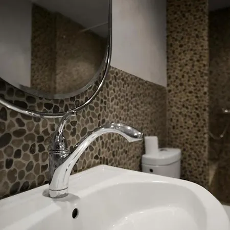 Le Clos Saint Jean, Vue Cite, Piscine Et Parking 카르카손