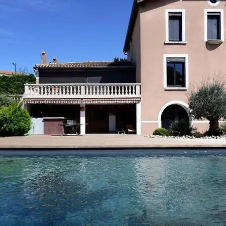 Le Clos Saint Jean, Vue Cité, Piscine Et Parking *