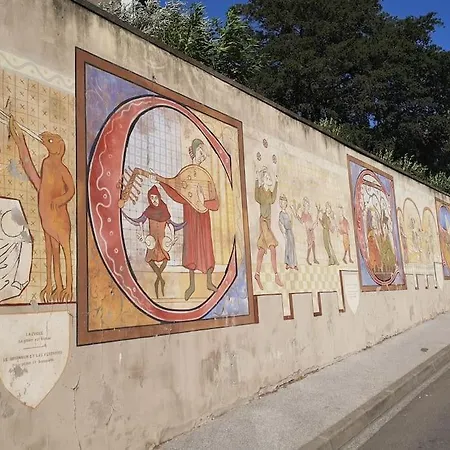 Le Clos Saint Jean, Vue Cité, Piscine Et Parking