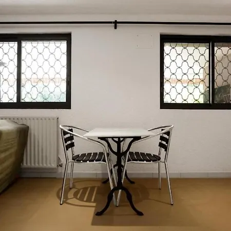 Le Clos Saint Jean, Vue Cité, Piscine Et Parking *