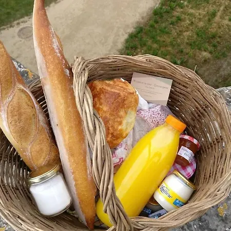 Le Clos Saint Jean, Vue Cité, Piscine Et Parking