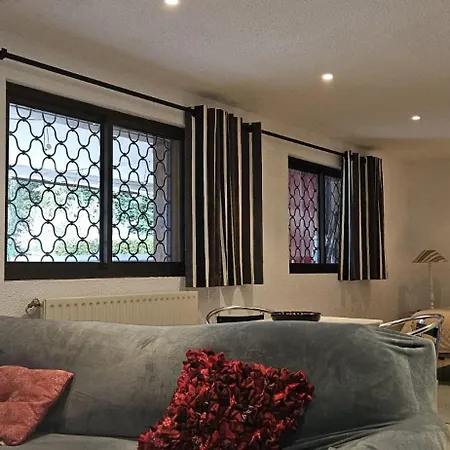 Le Clos Saint Jean, Vue Cite, Piscine Et Parking