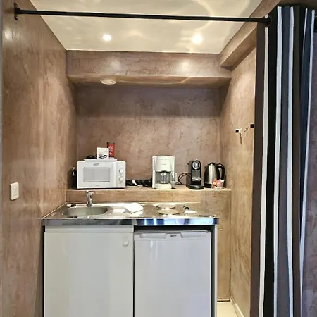 Le Clos Saint Jean, Vue Cité, Piscine Et Parking *