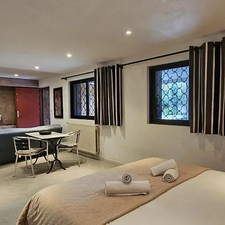 Le Clos Saint Jean, Vue Cite, Piscine Et Parking