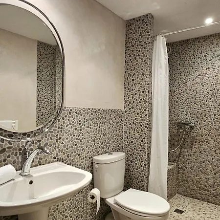 Le Clos Saint Jean, Vue Cite, Piscine Et Parking Daire