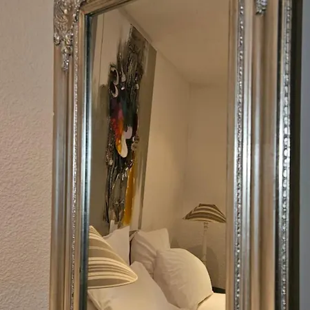 Le Clos Saint Jean, Vue Cité, Piscine Et Parking