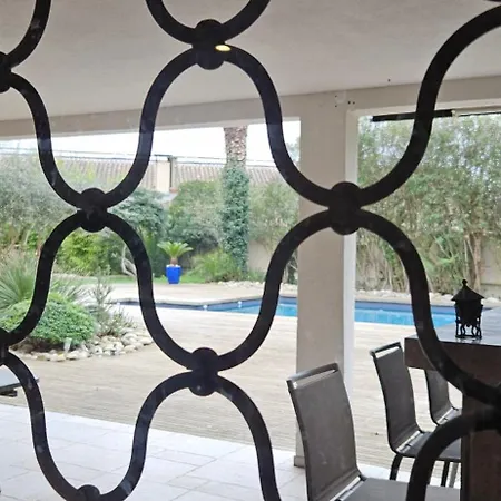 Le Clos Saint Jean, Vue Cite, Piscine Et Parking Daire