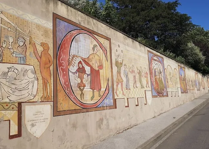 Le Clos Saint Jean, Vue Cite, Piscine Et Parking
