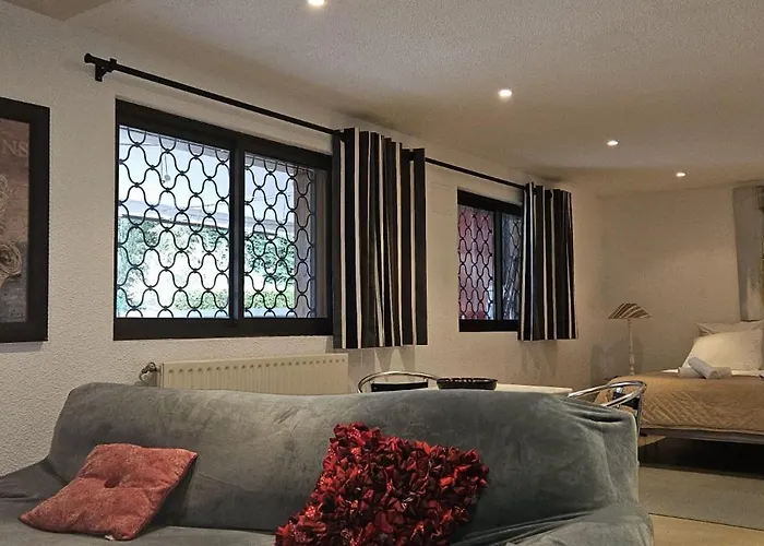 Le Clos Saint Jean, Vue Cite, Piscine Et Parking