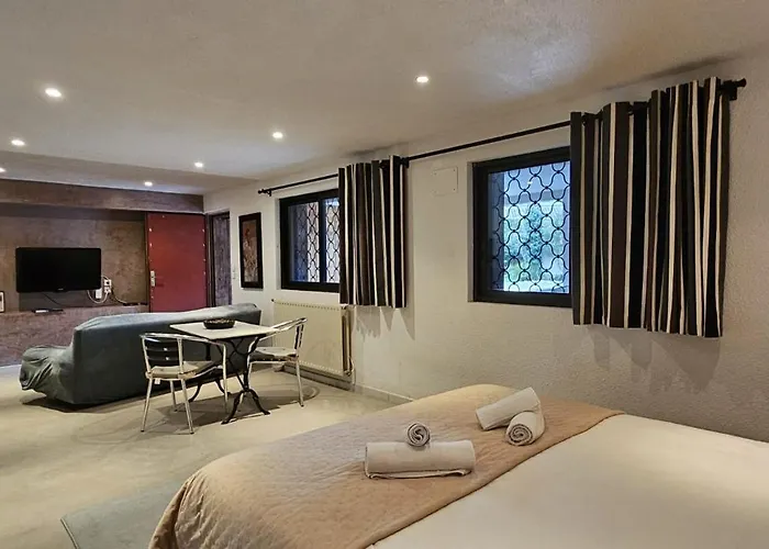 Le Clos Saint Jean, Vue Cite, Piscine Et Parking