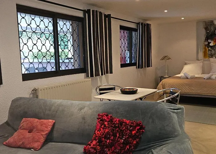 Le Clos Saint Jean, Vue Cite, Piscine Et Parking *